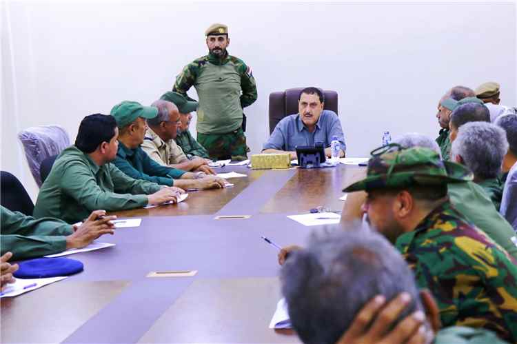 مدير أمن عدن يعقد اجتماعاً موسعاً بقيادات الشرطة ويؤكد تنفيذ قرارات اللجنة الأمنية بحزم
