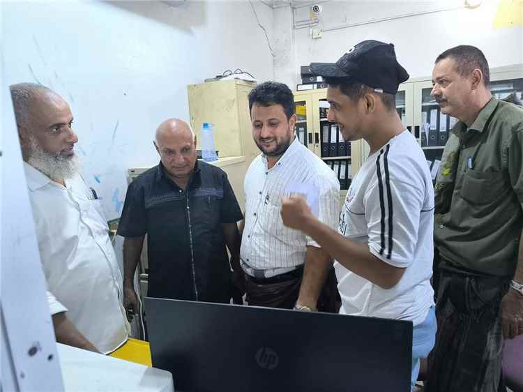 مدير عام فرع الهيئة عدن يتفقد سير العمل في  ميناء المنطقة الحرة "كالتكس" بعد إجازة عيد الأضحى المبارك