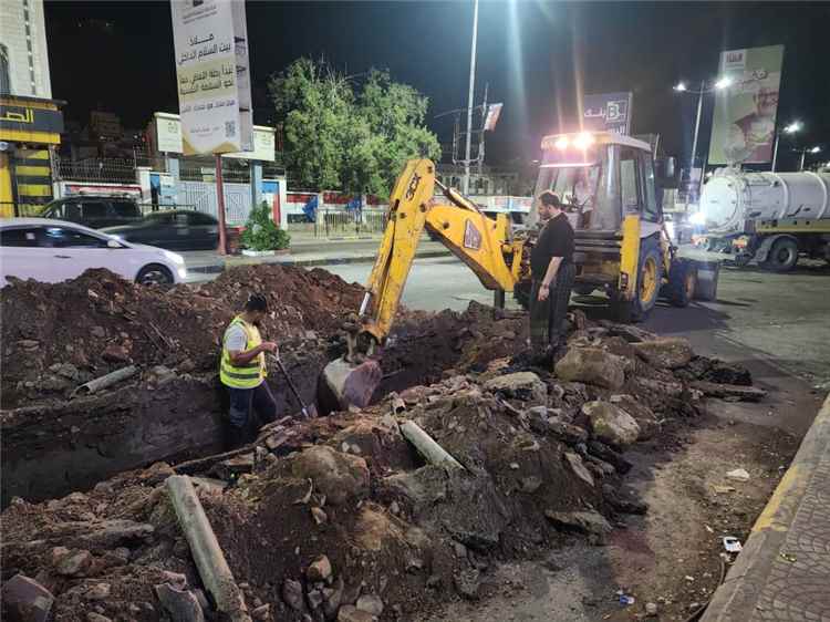 فرق الصيانة بمؤسسة المياه بعدن تنفذ أعمال إصلاح كسر بخط مياه رئيسي في مديرية صيرة