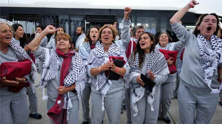 القضاء الفرنسي يفتح تحقيقاً في مزاعم "تعذيب" و"جرائم حرب" تعرض لها نشطاء أسطول غزة