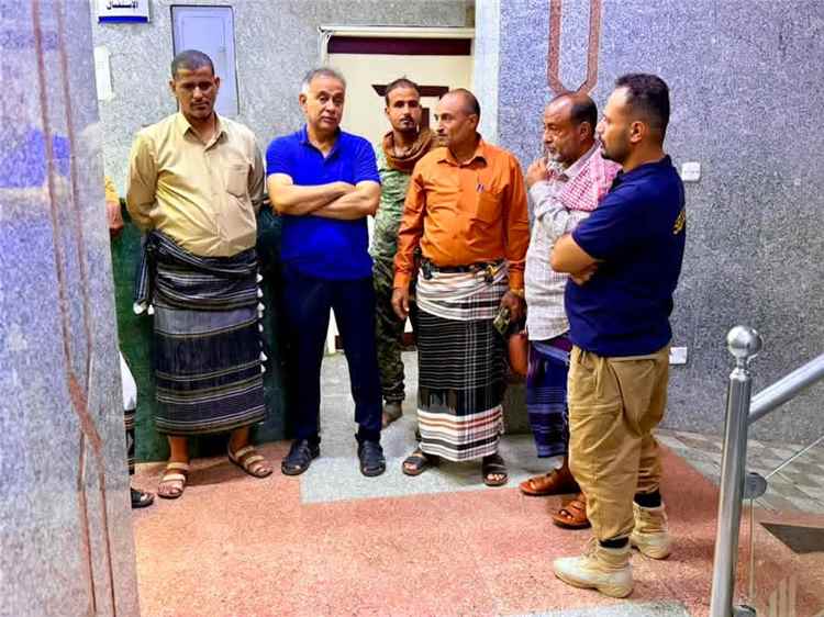 الجاوي يزور الطفل المصاب في اشتباك قوة أمنية واحد المطلوبين في اغتصاب الأطفال