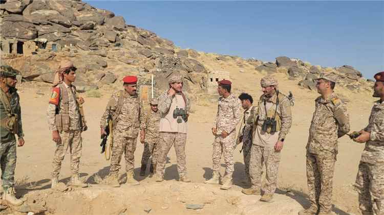 فريق من القوات المشتركة يتفقد جاهزية أبطال الجيش بالمحور الشمالي في الجوف