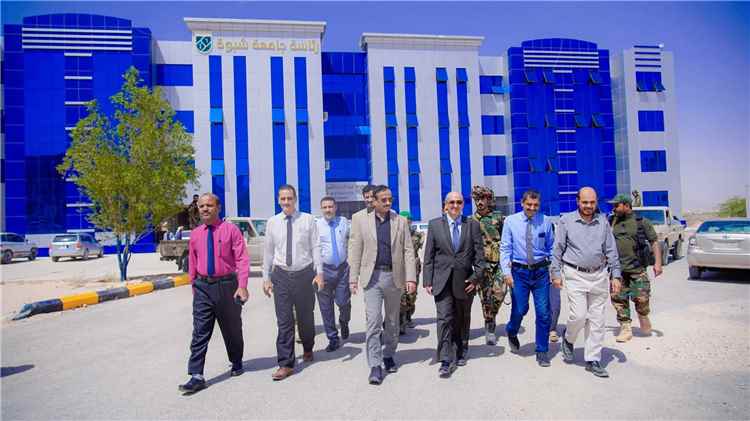 المحافظ بن الوزير يدشن إجراءات القبول والتنسيق الإلكتروني بجامعة شبوة ويطلع على سير الامتحانات النهائية بكلية الطب