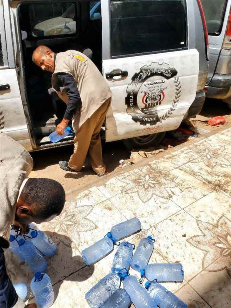 الرقابة الصناعية بمأرب تتحرز على مواد غذائية ومياه مجهولة المصدر