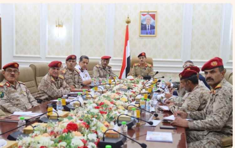 وزير الدفاع يترأس اجتماعاً للمجلس الأعلى للأكاديمية العسكرية العليا في عدن