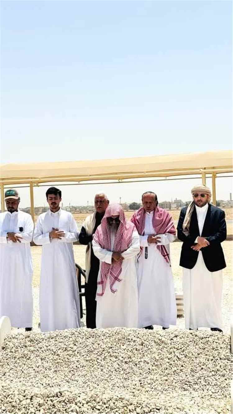 السفير محمد صالح طريق يزور مثوى الرئيس الراحل عبد ربه منصور هادي ويقدم واجب العزاء لأسرته في الرياض