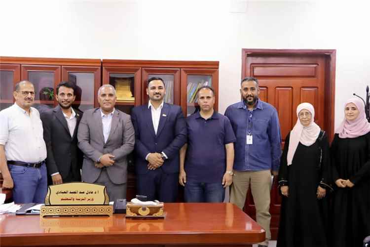 وزير التربية والتعليم (العبادي) يبحث مع منظمة CRS الأمريكية خطة تأهيل 34 روضة في عدن ولحج والضالع