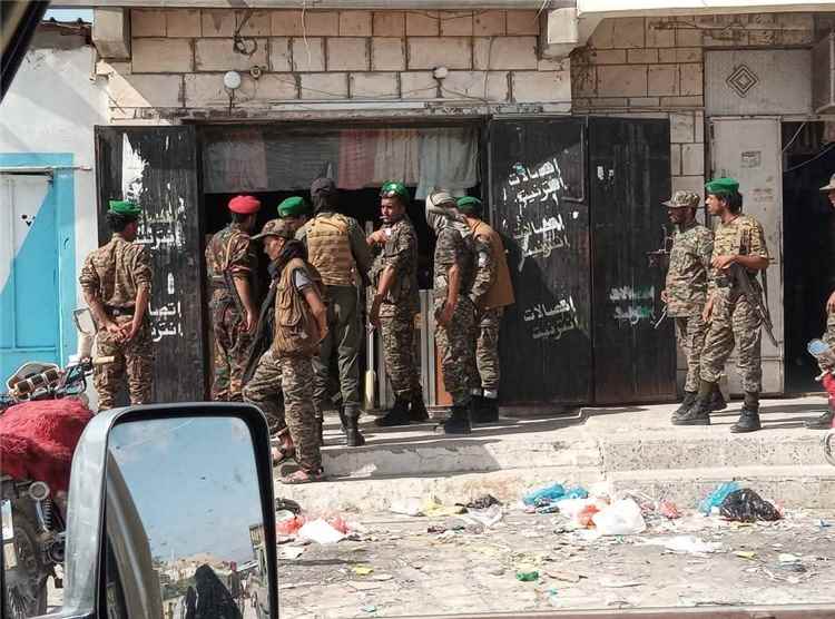 حملة أمنية مشتركة في مديرية المحفد لتركيب كاميرات المراقبة للمحلات التجارية