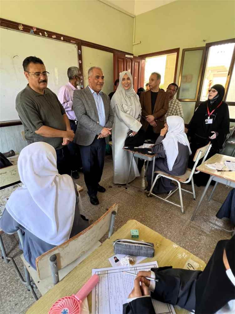 وزير التربية (العبادي) يطلع على سير الاختبارات الوزارية في مركزي ثانوية عدن النموذجية وخديجة بمديرية المنصورة بعدن