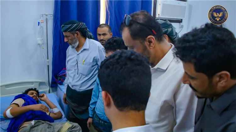 بتوجيهات المحرمي..اللواء الجمالي يتفقد جرحى انفجار مخزن الذخيرة بعدن ويؤكد الاهتمام برعايتهم