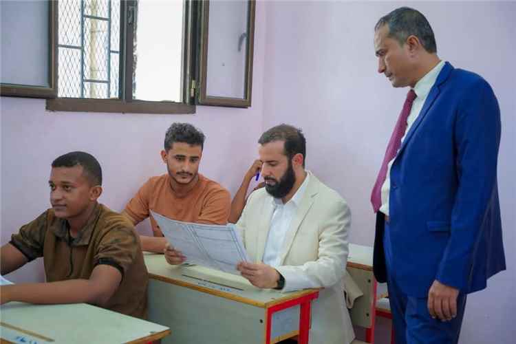 محافظ أبين يتفقد سير امتحانات الثانوية العامة بالعاصمة زنجبار