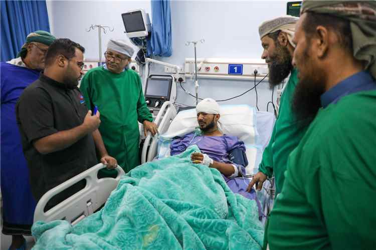 بتوجيهات المحرمي.. لجنة تتفقد جرحى انفجار الممدارة وتشكيل فريق طبي لنقل من يستدعي علاجهم في الخارج