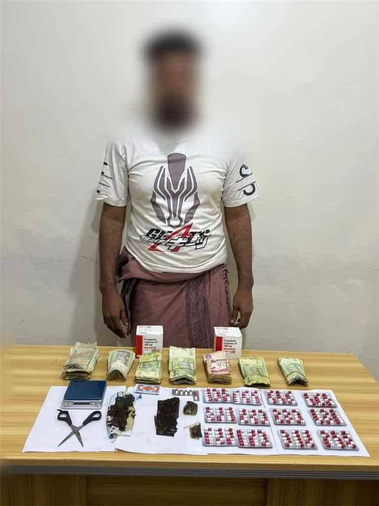 إدارة مكافحة المخدرات بعدن تلقي القبض على مروج مخدرات نوع حشيش وحبوب بريجبالين بمديرية المنصورة.