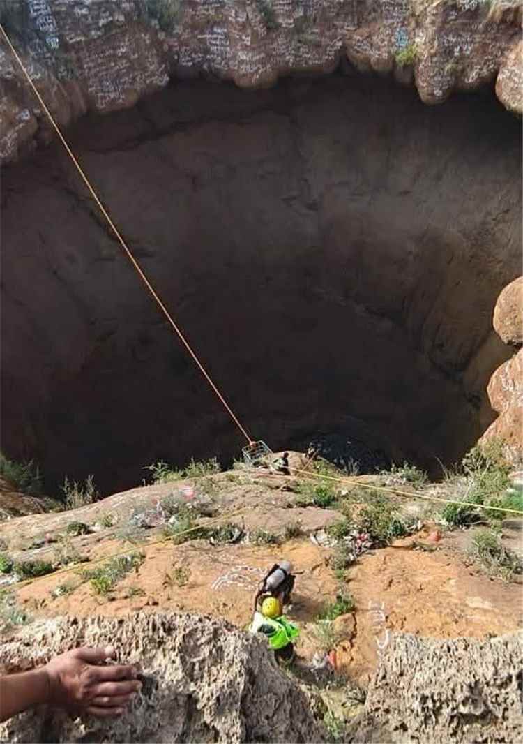 فرق الدفاع المدني تنتشل جثمان الشاب القعقاع بن عنتر من فوهة حرضة دمت البركانية بالضالع
