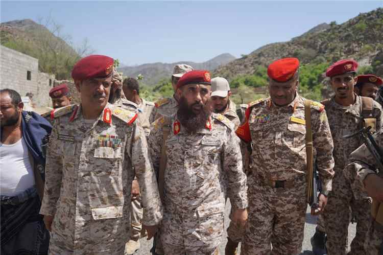 لجنة وزارة الدفاع برئاسة نائب المفتش العام تواصل مهامها الإشرافية على إجراءات الإستلام والتسليم في محور طور الباحة