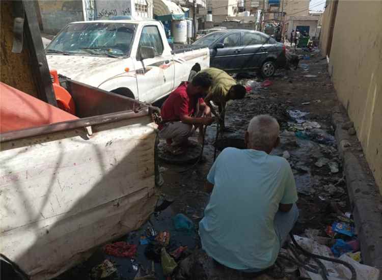 فرق الصرف الصحي بعدن تنفذ حملة واسعة لمعالجة الانسدادات ورفع المخلفات