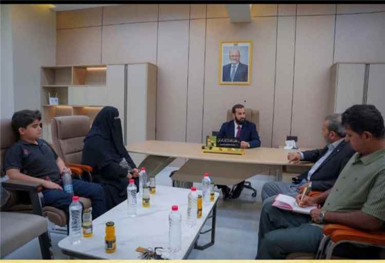 محافظ أبين يناقش تطوير القطاع الصحي ويوجه بمعالجة مستحقات طبيبة أجنبية متأخرة