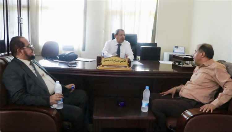 رئيس مجلس القضاء الأعلى يتفقد العمل بعدد من المحاكم والنيابات بالعاصمة عدن