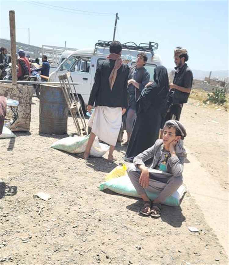 اتهامات للحوثيين بتوزيع أغذية فاسدة