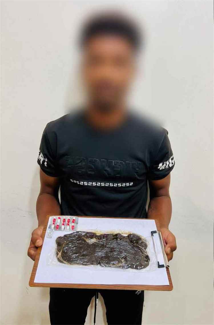 إدارة مكافحة المخدرات بعدن تضبط مروجاً للحشيش المخدر متلبساً في منطقة القاهرة