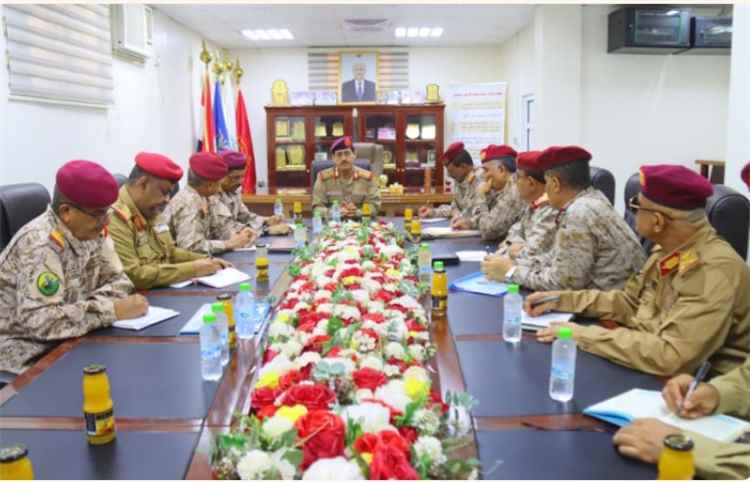 وزير الدفاع يجتمع بمساعديه ورؤساء الهيئات والتفتيش والرقابة ويؤكد الالتزام بالضوابط المنظمة للابتعاث