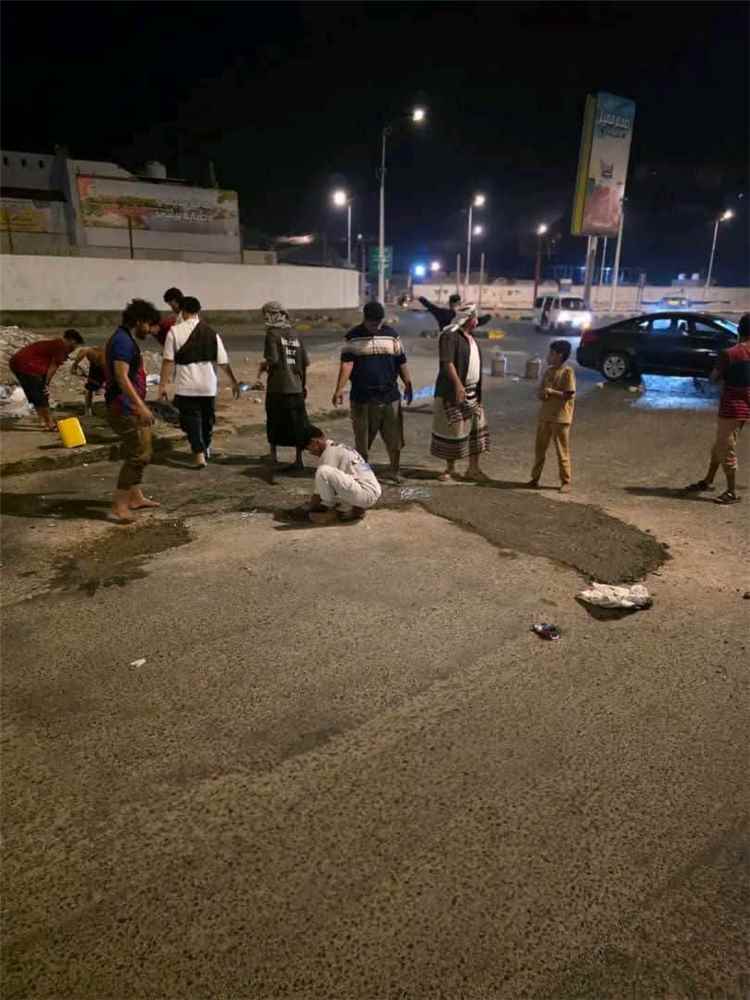الجاوي يوجه بتكريم شباب من المعلا لتبنيهم مبادرة مجتمعية لردم حفريات في شارع الشهيد مدرم