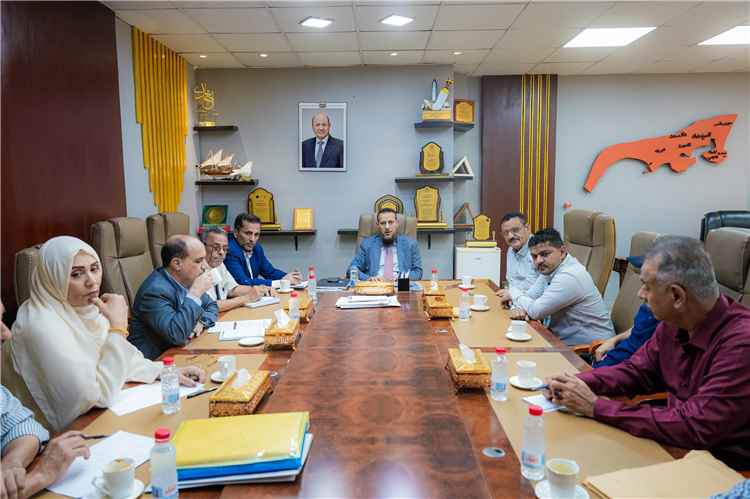 المحافظ شيخ يترأس اجتماعًا لمناقشة المشاريع الخدمية في العاصمة عدن