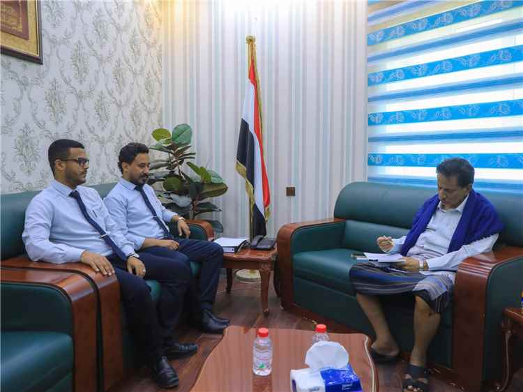 محافظ المهرة يطلع على أنشطة وخدمات بنك البسيري الدولي بالمحافظة