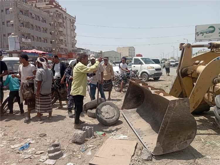 لحج..حملة مشتركة تنجح في تطهير شوارع مديرية تبن من الأسواق العشوائية ومحطات الوقود غير القانونية