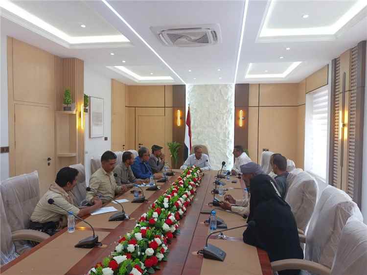 لجنة الغاز بشبوة تؤكد أهمية الإسراع في إنشاء المحطة المركزية للغاز