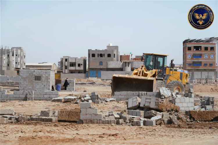 حماية الأراضي بعدن تنفذ حملة لإزالة التعديات على أراضي موظفي المنطقة الحرة بالممدارة