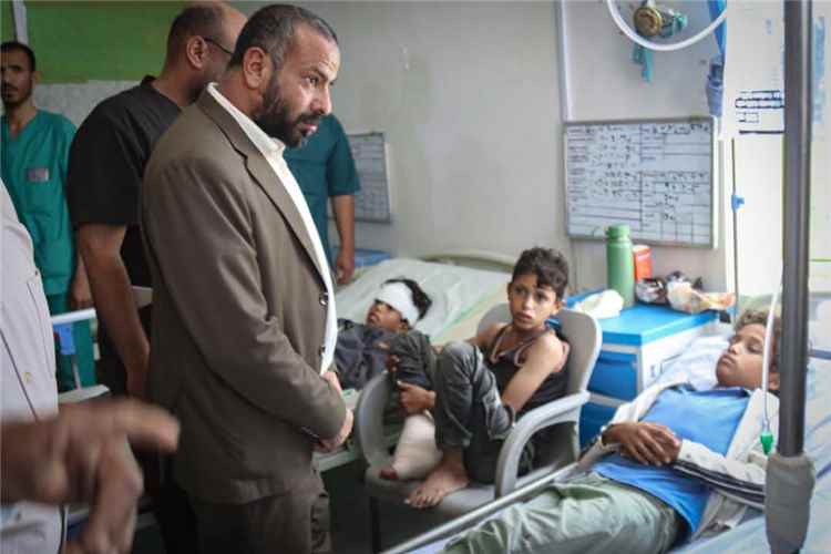 محافظ الضالع يزور الأطفال المصابين في فاجعة الريبي ويشدد على تقديم الرعاية الطبية اللازمة لهم