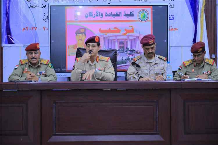 وزير الدفاع يتفقد كلية القيادة والأركان بمأرب ويشيد بدورها في إعداد وتأهيل القادة