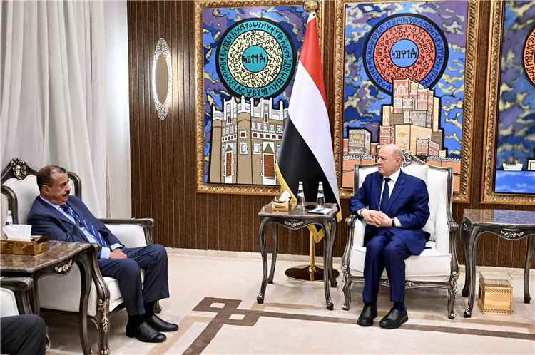 رئيس مجلس القيادة يلتقي اللواء احمد بن بريك