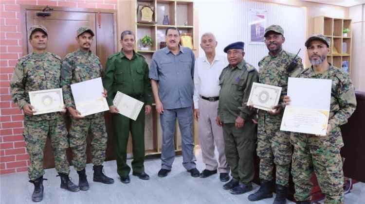 مدير أمن عدن يكرّم مدير شرطة العريش وعدداً من الضباط والأفراد ويشيد بجهودهم الأمنية