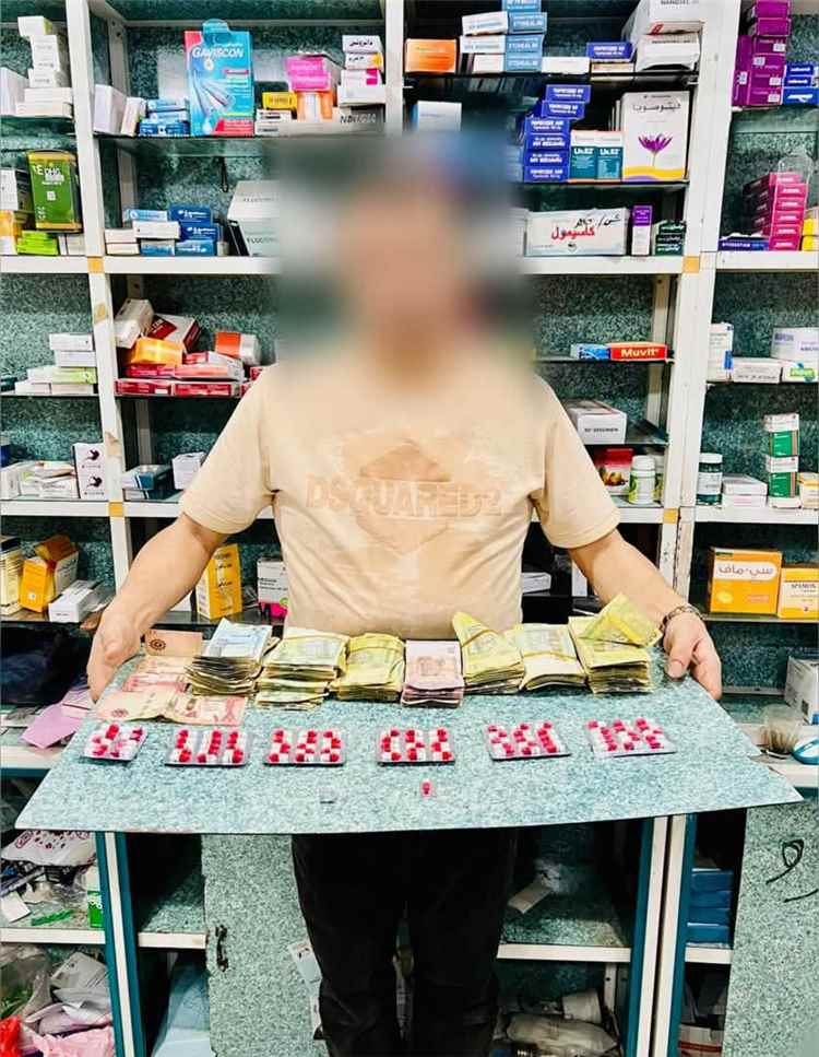 القبض على دكتور صيدلاني وهو يبيع حبوب البريجبالين المجرمة قانونياً داخل صيدلية بالمنصورة