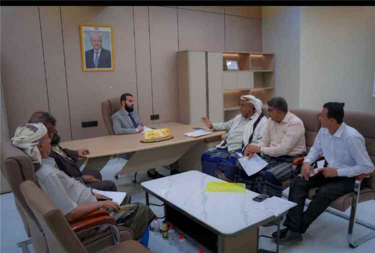محافظ أبين يلتقي مدير عام مديرية المحفد لبحث أوضاع المديرية واحتياجاتها الخدمية والتنموية
