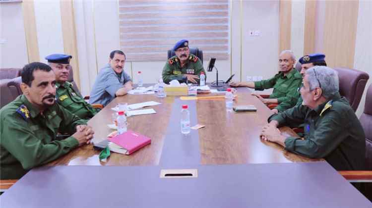لقاء أمني يناقش ملابسات انفجار مخزن الذخيرة في الممدارة بالعاصمة عدن