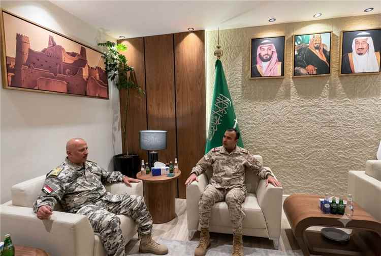 رئيس مصلحة خفر السواحل اليمني يلتقي معالي قائد القوات المشتركة لبحث تعزيز الأمن البحري ودعم قدرات خفر السواحل