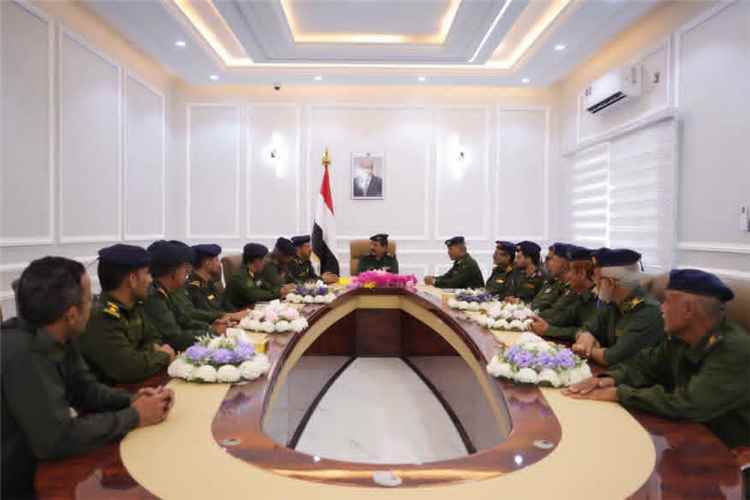 وزير الداخلية يترأس اجتماعاً لقيادة مصلحة الأحوال المدنية والسجل المدني