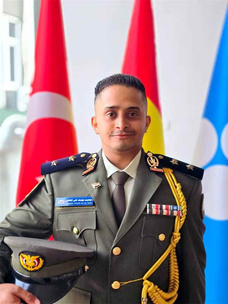 خليل مقبل يهنئ توهيب يوسف القاضي بمناسبة نيله درجة الماجستير في العلوم العسكرية بامتياز مع مرتبة الشرف