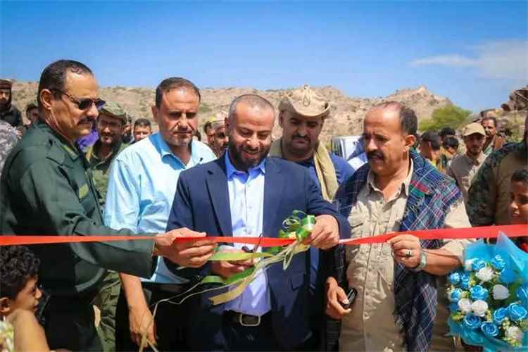 محافظ الضالع ومدير أمن المحافظة يزوران مديرية الشعيب ويفتتحان مشروع مياه بتمويل ذاتي