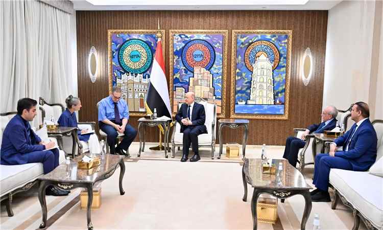 رئيس مجلس القيادة يعرب عن تطلعه إلى دور أوروبي فاعل لدعم برنامج التعافي وردع سلوك المليشيات