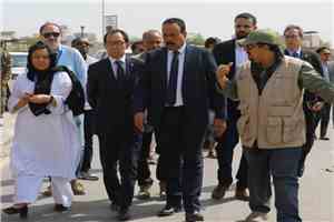 وزير الأشغال والسفير الياباني يطلعان على مشروع تأهيل طريق شارع الخمسين في عدن