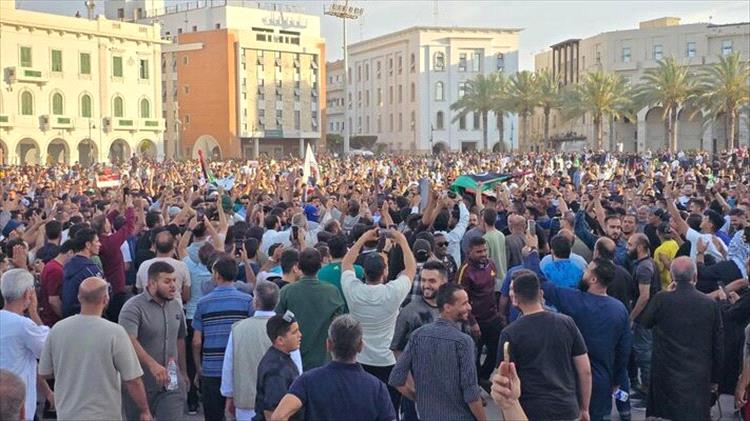 انتفاضة شبابية في طرابلس: مطالبات بإسقاط الأجسام السياسية وإنهاء المراحل الانتقالية