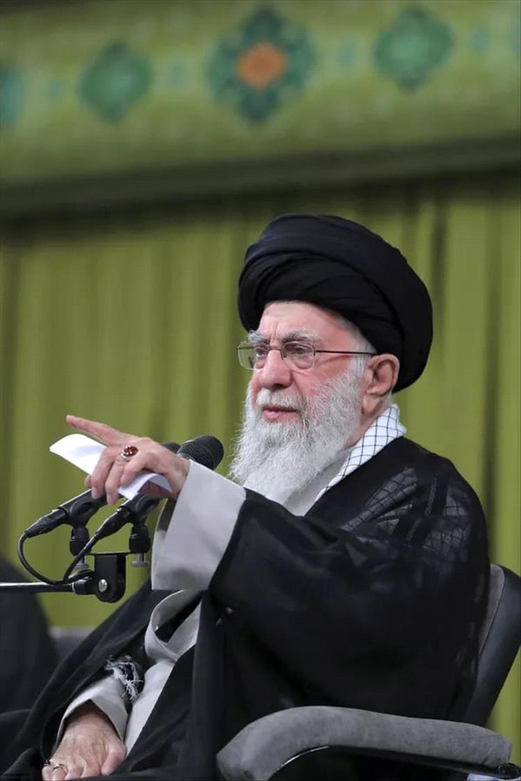 من يخلف "خامنئي"؟.. الدستور الإيراني يحدد سيناريوهات انتقال السلطة في طهران