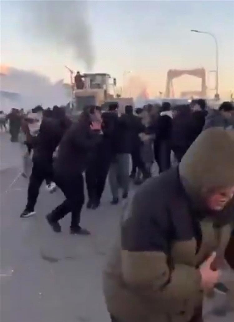 عاجل | محاولات لاقتحام السفارة الأمريكية تضامناً مع إيران