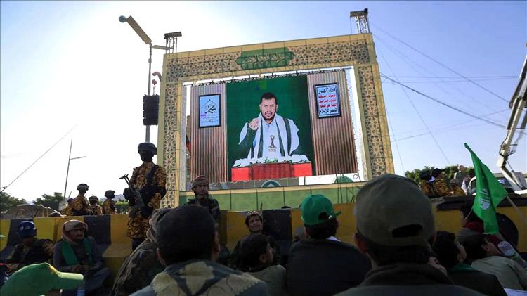 "تضامن صامت".. الحوثي يحسب خطوته التالية في "فخ إيران"