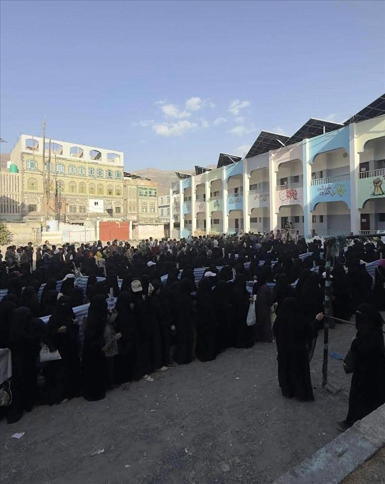 طوابير الجوعى في مناطق سيطرة الحوثيين تثير فزع اليمنيين