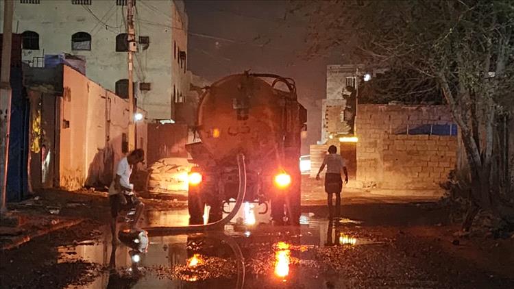 مؤسسة مياه عدن: نعمل بوتيرة عالية لمعالجة طفح مياه الصرف الصحي في الشيخ عثمان والمنصورة